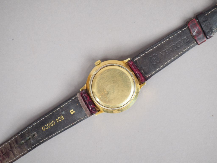 BULOVA. Accuquartz. Montre bracelet d'homme, boitier en or jaune, cadr