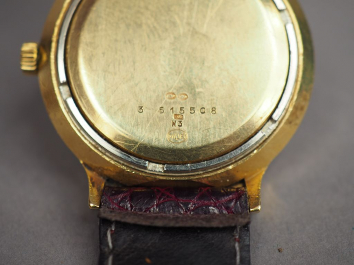 BULOVA. Accuquartz. Montre bracelet d'homme, boitier en or jaune, cadr