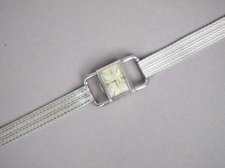 HERMES / JAEGER LECOULTRE. Montre de dame modèle étrier, boitier en or