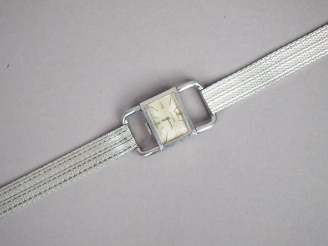 Vente aux enchères HERMES / JAEGER LECOULTRE. Montre de dame modèle étrier, boitier en or