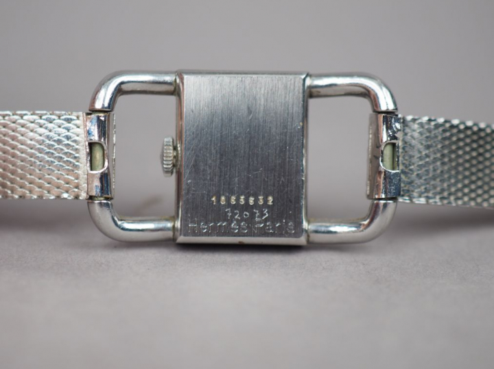 HERMES / JAEGER LECOULTRE. Montre de dame modèle étrier, boitier en or