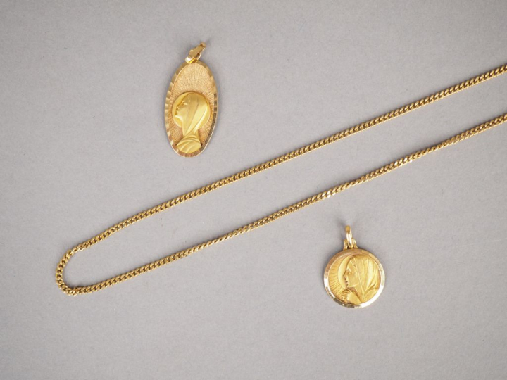 Lot comprenant :  - deux médailles en or jaune figurant la Sainte Vier