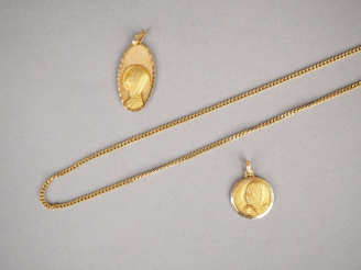 Vente aux enchères Lot comprenant :  - deux médailles en or jaune figurant la Sainte Vier