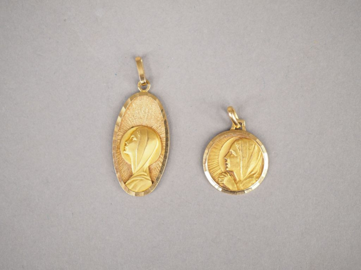 Lot comprenant :  - deux médailles en or jaune figurant la Sainte Vier