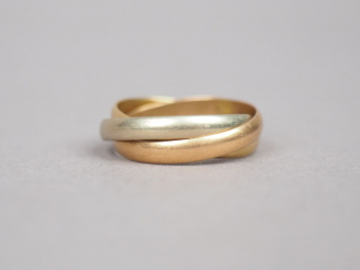 Vente aux enchères Bague trois tons d'or, composée de trois anneaux entrelacés.  TDD. 52 