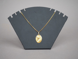 Vente aux enchères Médaille de baptême ovale et sa chaine en or jaune.  Long. de la chain