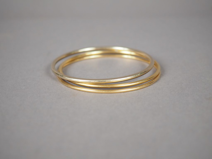 Ensemble de trois joncs dont deux en or jaune et un en or blanc. Poids