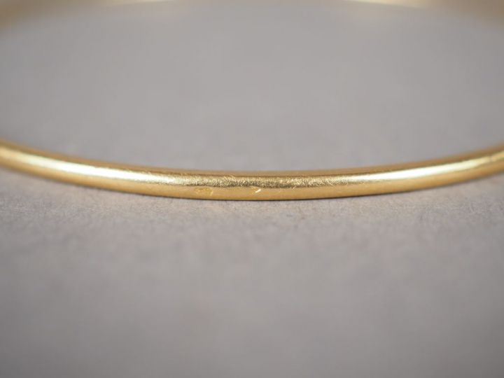 Ensemble de trois joncs dont deux en or jaune et un en or blanc. Poids