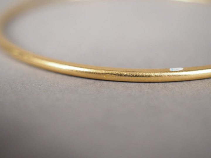 Ensemble de trois joncs dont deux en or jaune et un en or blanc. Poids