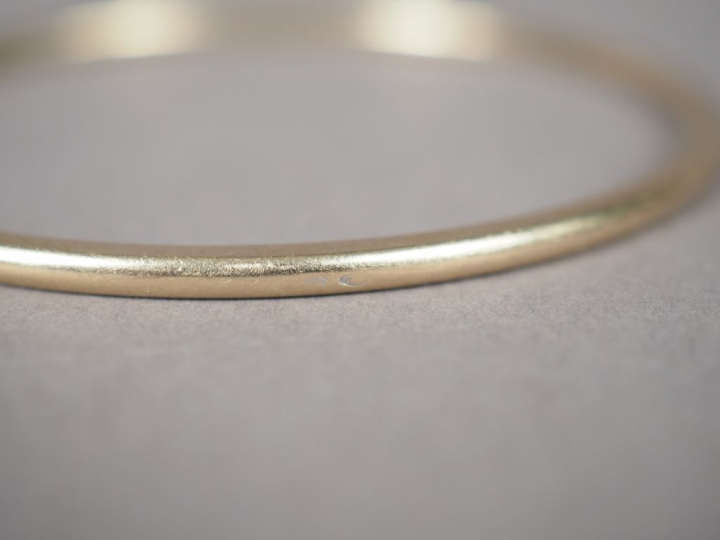 Ensemble de trois joncs dont deux en or jaune et un en or blanc. Poids