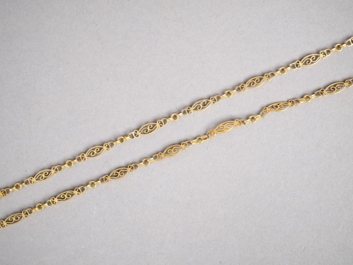 Grande giletière en or jaune, à décor de filigranes.  Poids. 22,50 g