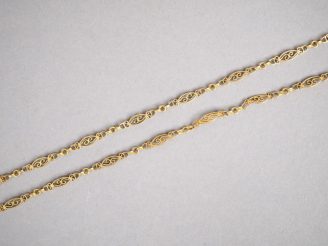 Vente aux enchères Grande giletière en or jaune, à décor de filigranes.  Poids. 22,50 g