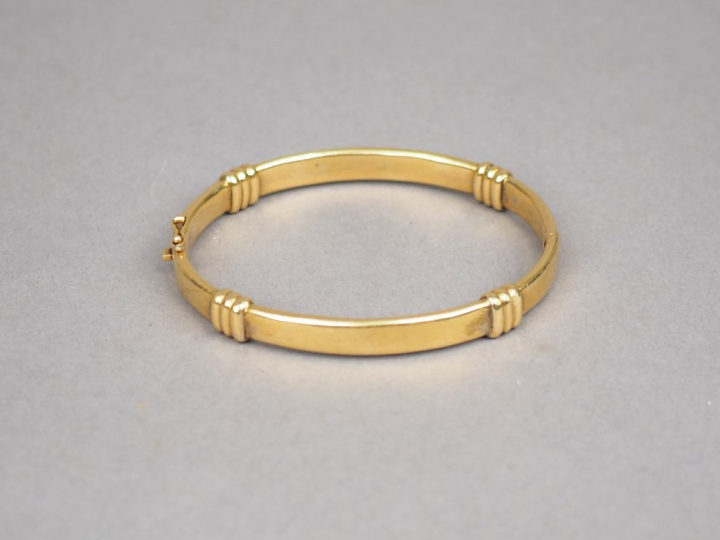 Bracelet jonc en or jaune.  Poids. 22,80 g