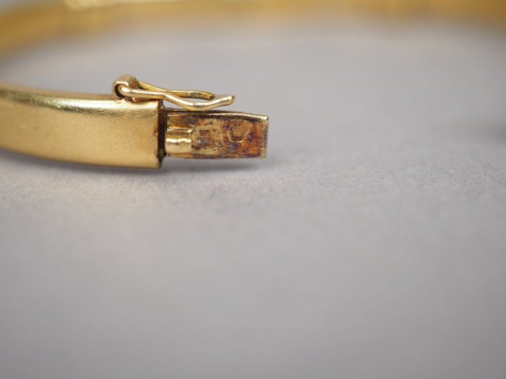 Bracelet jonc en or jaune.  Poids. 22,80 g