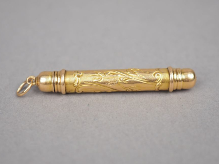 Porte-mine en or jaune, à décor de rinceaux.  Poids. 6,54 g