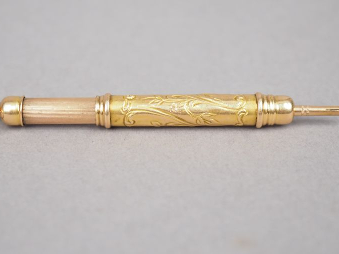 Porte-mine en or jaune, à décor de rinceaux.  Poids. 6,54 g