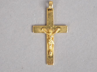 Vente aux enchères Pendentif en or jaune en forme de croix.  3,2 x 2 cm  Poids. 3,51 g