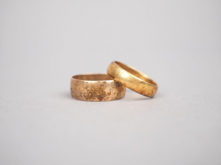 Ensemble comprenant deux alliances en or jaune.  TDD. 51 et 54 Poids. 