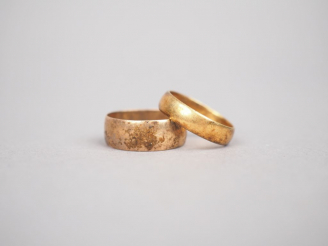 Vente aux enchères Ensemble comprenant deux alliances en or jaune.  TDD. 51 et 54 Poids. 