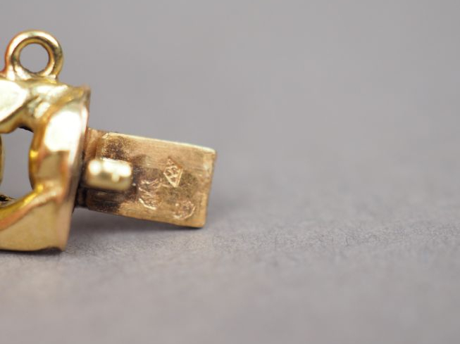 Bracelet articulé en or jaune, maille gourmette.  Long. 19 cm  Poids. 