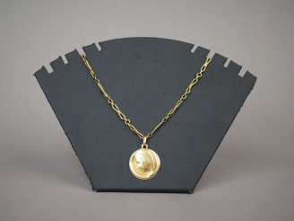 Vente aux enchères Chaine et médaille en or jaune figurant la Sainte Vierge de profil.  P