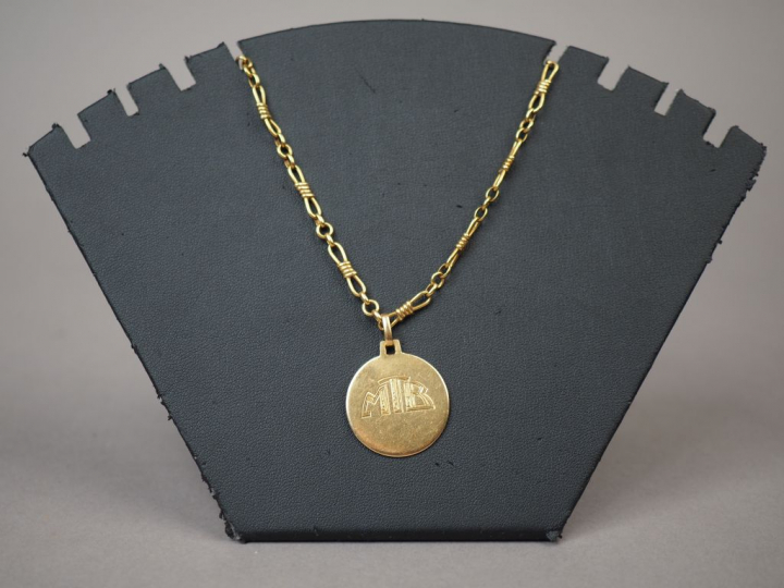 Chaine et médaille en or jaune figurant la Sainte Vierge de profil.  P