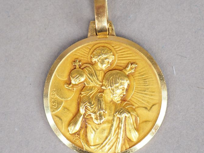 Médaille de baptême en or jaune figurant Saint Joseph et l'Enfant Jésu