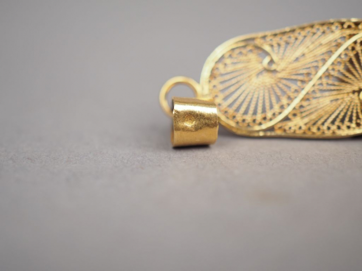 Pendentif en or jaune en forme de babouche, à décor de filigranes. H. 