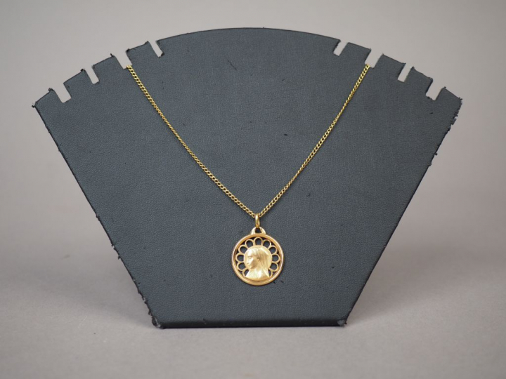 Chaine en or jaune et médaille en or jaune figurant la Sainte Vierge d