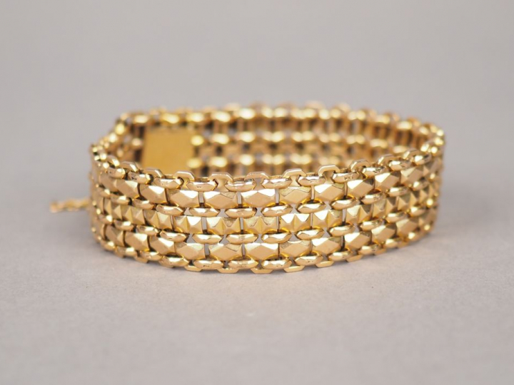 Petit bracelet manchette en or jaune, maille souple.  Larg. 1,7 cm  Po