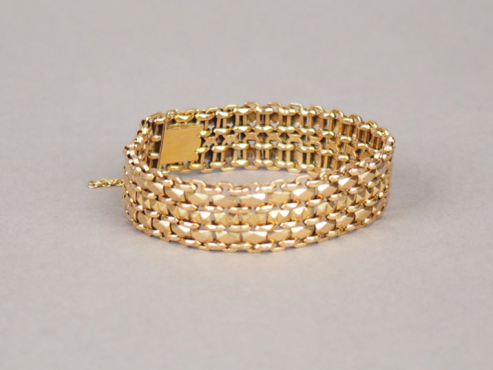 Petit bracelet manchette en or jaune, maille souple.  Larg. 1,7 cm  Po
