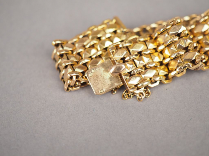 Petit bracelet manchette en or jaune, maille souple.  Larg. 1,7 cm  Po