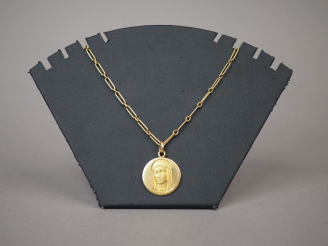 Vente aux enchères Médaille et sa chaine en or jaune, maillons ovales et ronds alternés. 