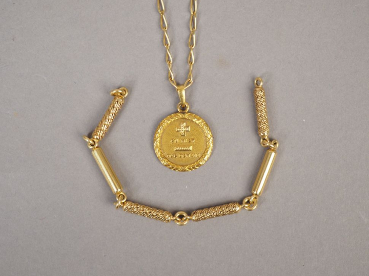 Chaine en or jaune, maille cheval et une médaille en or jaune marquée 