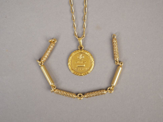 Vente aux enchères Chaine en or jaune, maille cheval et une médaille en or jaune marquée 