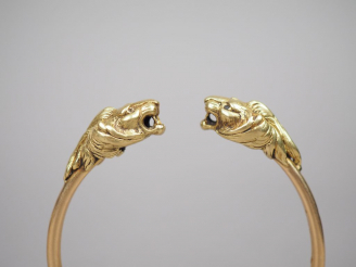 Vente aux enchères Bracelet jonc en or jaune, à décor de deux têtes de lion.  Poids. 21,7