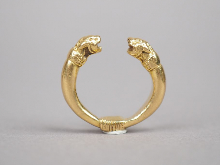 Bague en or jaune, à décor de deux têtes de félin.  TDD. 50 Poids. 10,