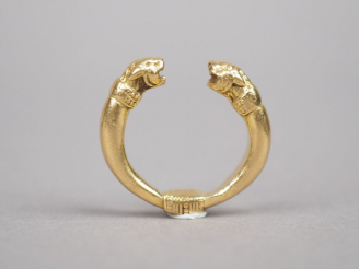 Vente aux enchères Bague en or jaune, à décor de deux têtes de félin.  TDD. 50 Poids. 10,