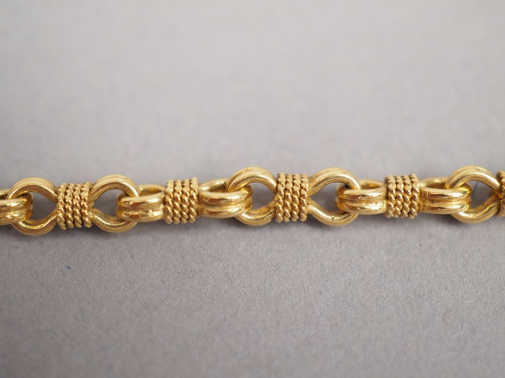 Collier en or jaune, maillons ovales double rangs ornés de filets tres