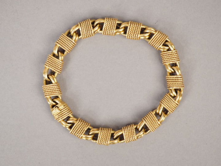 Bracelet articulé en or jaune, maillons ovales double rangs à décor de