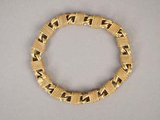 Vente aux enchères Bracelet articulé en or jaune, maillons ovales double rangs à décor de