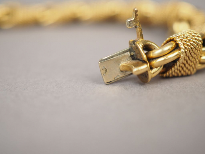 Bracelet articulé en or jaune, maillons ovales double rangs à décor de