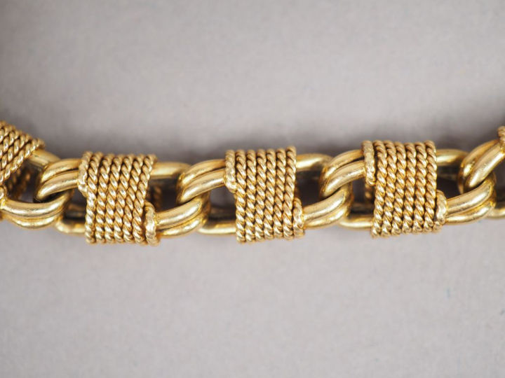 Bracelet articulé en or jaune, maillons ovales double rangs à décor de