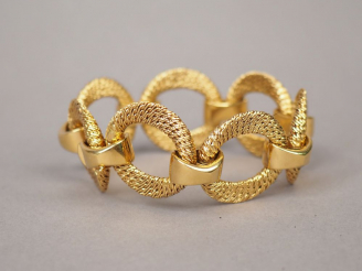 Vente aux enchères Bracelet articulé en or jaune, maillons ronds tressés et maillons bomb