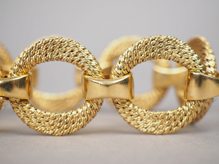Bracelet articulé en or jaune, maillons ronds tressés et maillons bomb