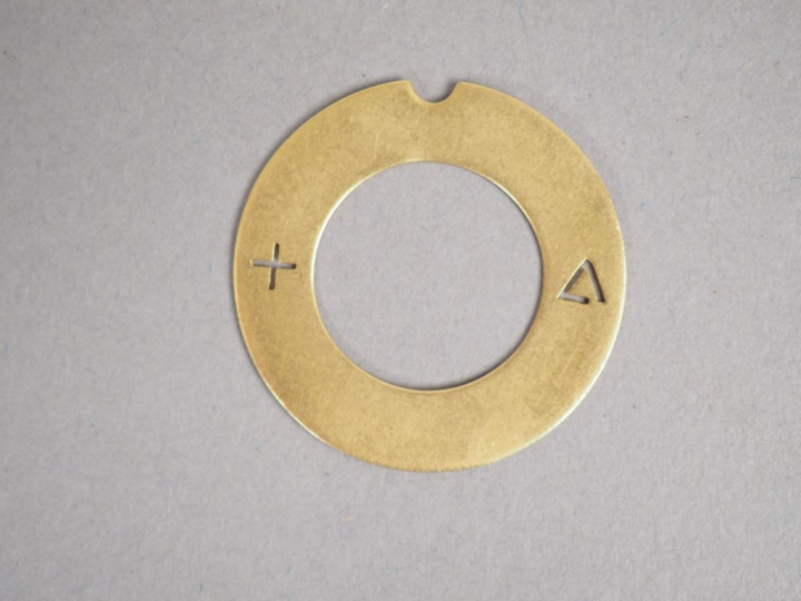 DINH VAN. Pendentif circulaire en or jaune.  Signé. Poids. 2,55 g