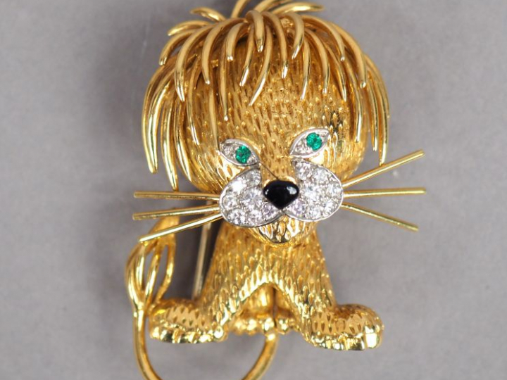 VAN CLEEF   ARPELS Broche "Lion ébouriffé" en or jaune, le museau pavé
