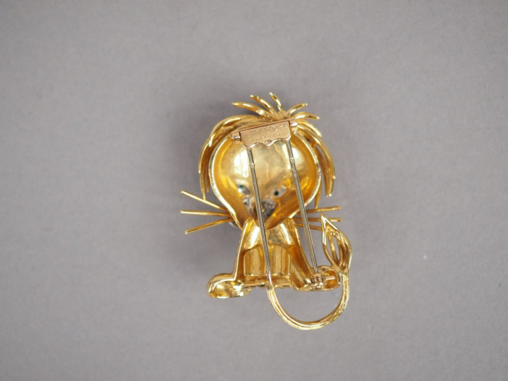 VAN CLEEF   ARPELS Broche "Lion ébouriffé" en or jaune, le museau pavé