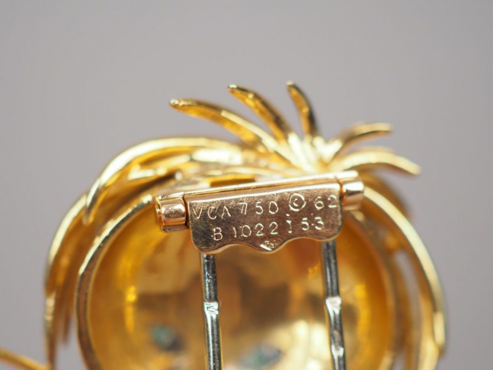 VAN CLEEF   ARPELS Broche "Lion ébouriffé" en or jaune, le museau pavé