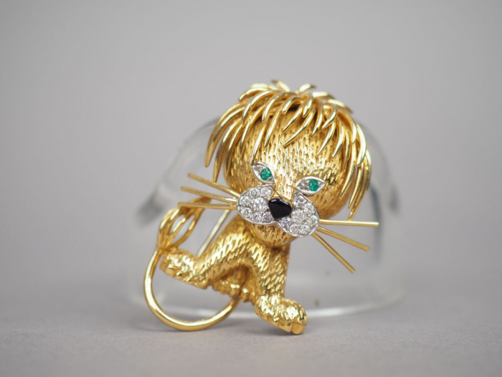 VAN CLEEF   ARPELS Broche "Lion ébouriffé" en or jaune, le museau pavé